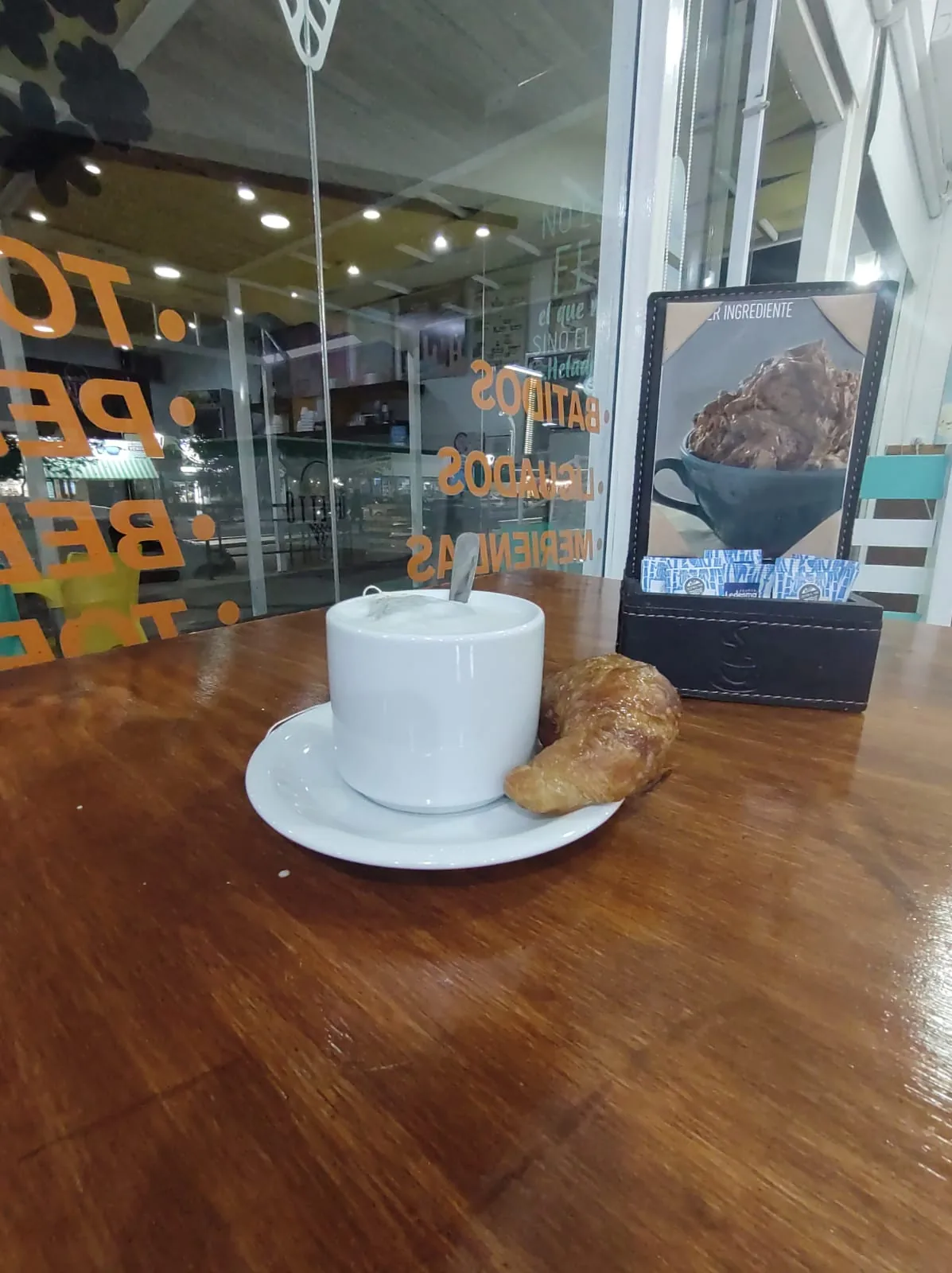 Café con leche servido en Onetto